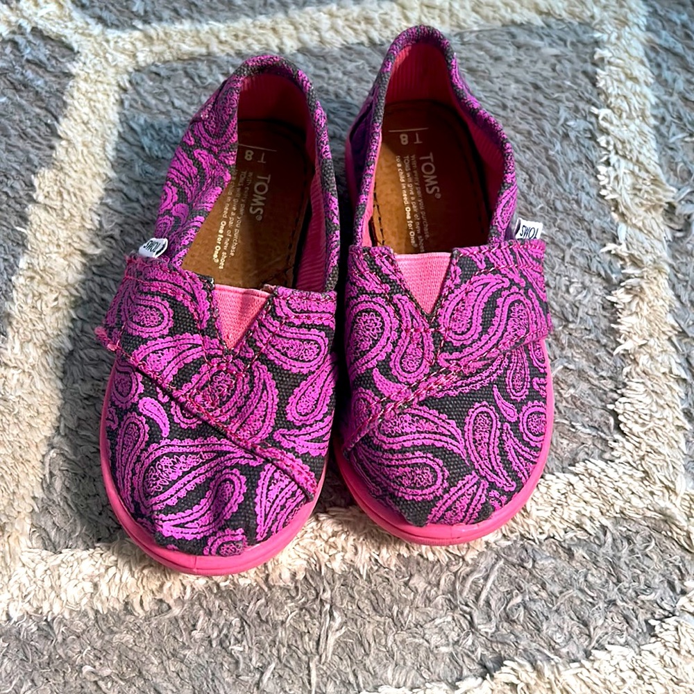 NWOT Toddler Girls Toms size 8!! Adorable style!